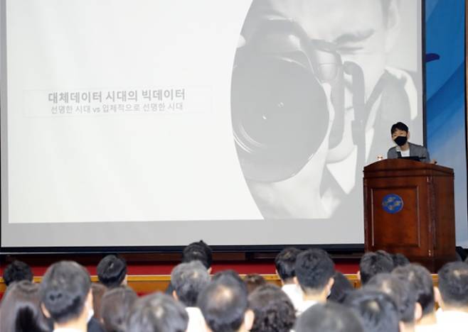 Sh수협은행은 지난 16일, 서울 송파구 수협은행 본점에서 ‘창의적 관점, 무엇이 차이를 만드는가’를 주제로 '제4회 내일을 바꾸는 강연'을 개최했다.(사진제공 Sh수협은행)