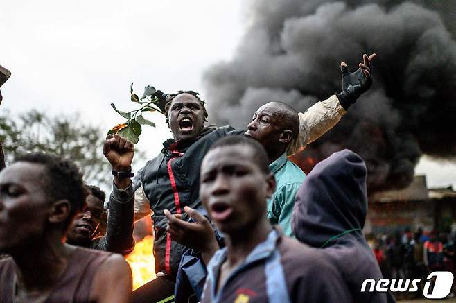케냐 대선에서 패배한 것으로 발표된 라일라 오딩가 전 총리 지지자들이 15일(현지시간) 거리로 나와 항의 시위를 하고 있다. 2022 8. 15. ⓒ AFP=뉴스1 ⓒ News1 최서윤 기자
