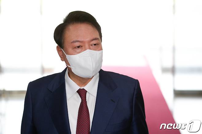 윤석열 대통령이 취임 100일을 하루 앞둔 16일 오전 용산 대통령실로 출근하고 있다. 2022.8.16/뉴스1 ⓒ News1 안은나 기자