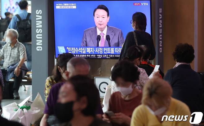 17일 오전 서울 용산구 서울역 대합실에서 시민들이 윤석열 대통령의 취임 100일 기자회견을 TV 생중계를 통해 지켜보고 있다. 2022.8.17/뉴스1 ⓒ News1 송원영 기자