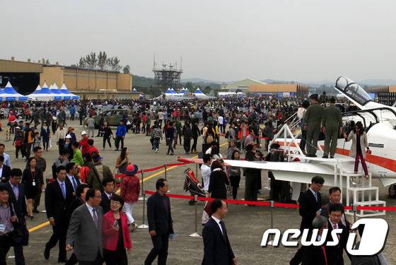 '공군과 함께하는 2016 사천에어쇼'에서 관람객들이 전시된 항공기를 둘러보고 있다. 2016.10.20/뉴스1 ⓒ News1 이철우 기자