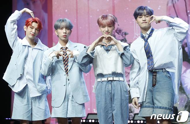 그룹 루미너스 스티븐(왼쪽부터)과 수일, 영빈, 우빈이 17일 오후 서울 청담동 일지아트홀에서 진행된 첫 번째 정규앨범 '루미너스 인 원더랜드(LUMINOUS in WONDERLAND)' 쇼케이스에서 포즈를 취하고 있다. 2022.8.17/뉴스1 ⓒ News1 권현진 기자