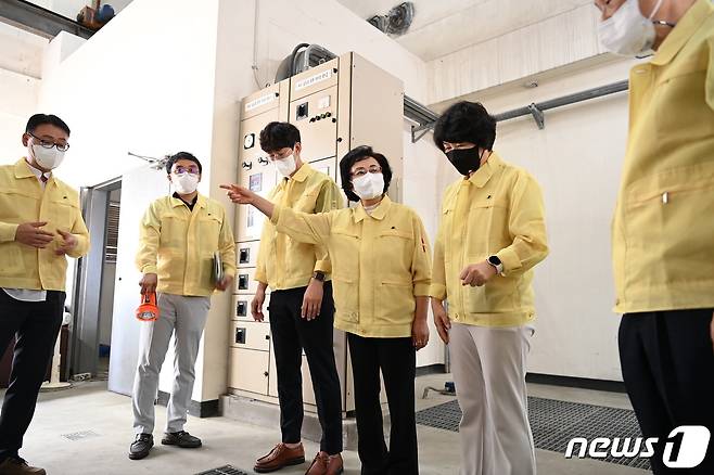 광주 서구 의원들이 17일 집중호우 취약시설을 방문해 긴급 안전점검을 실시하고 있다. (광주 서구의회 제공) 2022.8.17/뉴스1