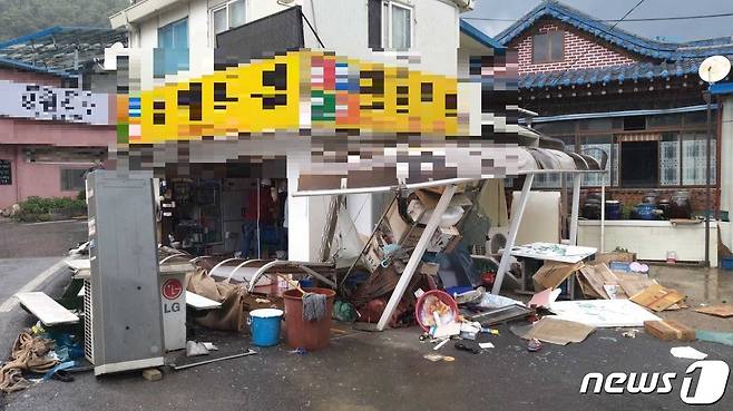 강원 홍천군 서면의 한 음식점에서 발생한 LPG 폭발 추정 사고.(강원도소방본부 제공)/뉴스1