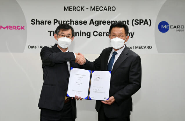 김우규 한국머크 대표(왼쪽)와 이재정 메카로 대표가 인수 계약을 맺은 뒤 기념 사진을 찍고 있다.(사진=머크)