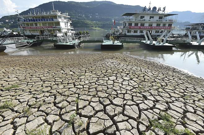 16일 중국 충칭의 창장 수위가 떨어지면서 강 주변 땅이 드러나 있다. 폭염과 가뭄으로 중국 중부 지역에서 전력난과 식수난이 가중되고 있다./AP 연합뉴스