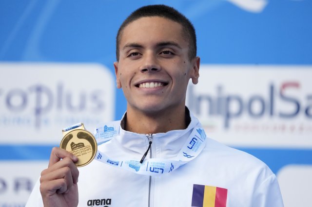 18세인 다비드 포포비치(루마니아)가 16일 이탈리아 로마에서 열린 2022 유럽 수영선수권대회 남자 자유형 200m 결선에서 
1분42초97의 세계 주니어 기록으로 1위를 한 뒤 금메달을 들어 보이며 웃고 있다. 로마=AP 뉴시스