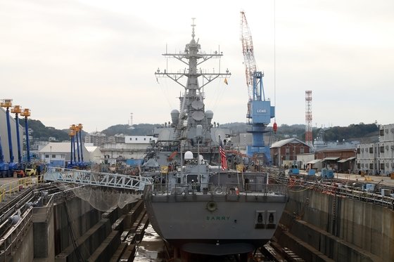 미국 해군의 구축함인 배리호(8950톤급)가 수리를 위해 지난달 26일 일본 요코스카 해군기지 내 드라이 독에 정박해 있다. (사진은 기사 내용과 무관함) / 뉴스1
