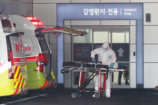 1일 서울 중랑구 서울의료원에서 응급의료센터에서 의료진이 환자를 이송 후 응급침대를 소독하고 있다. 뉴스1