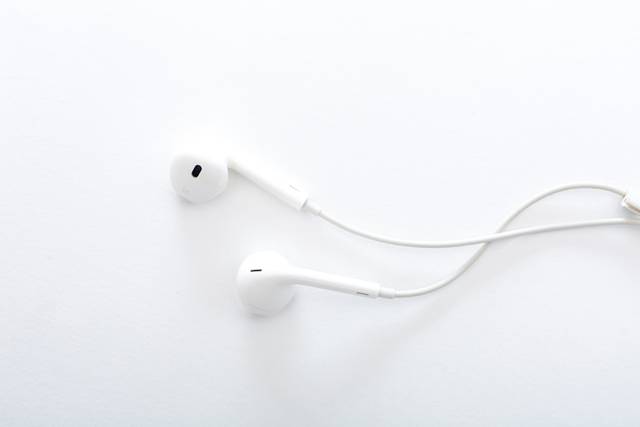 이어폰이 더 청력에 좋지 않다./사진=클립아트코리아