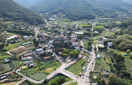 대구시 달성군 가창면 우록리 전경. 사방이 산으로 둘러싸인 산골 마을로, 사성 김해 김씨 집성촌이다.
