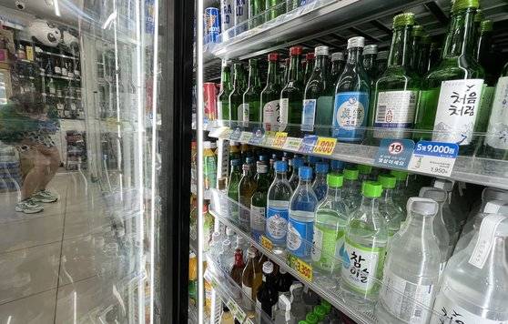 지난 6월 서울의 한 세븐일레븐 편의점에 소주가 진열되어 있다. 뉴스1