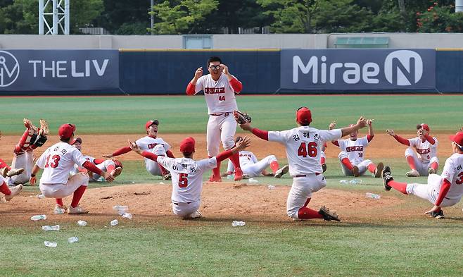 대전고 선수들이 17일 서울 목동야구장에서 열린 제56회 대통령배 전국고교야구대회에서 우승한 뒤 우승 세리머니를 펼치고 있다. 김상선 기자