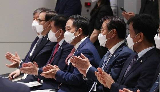 윤석열 대통령은 인적 쇄신과 관련해 "국면 전화이나 여론 반등을 위해서 하는 옳지 않다"는 뜻을 재확인했다. 정밀한 내부 진단 후 필요한 조치를 취하는 게 맞다는 것으로, 점진적인 개편이나 보강 가능성을 열어뒀다. 사진은 윤 대통령이 모두발언을 마치자 김대기 비서실장(왼쪽) 등 참모들이 박수를 치고 있는 모습. 대통령실사진기자단