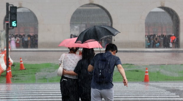 서울 종로구 광화문 앞 삼거리도로에서 우산을 쓴 시민들이 발걸음을 옮기고 있다. (사진=뉴스1)