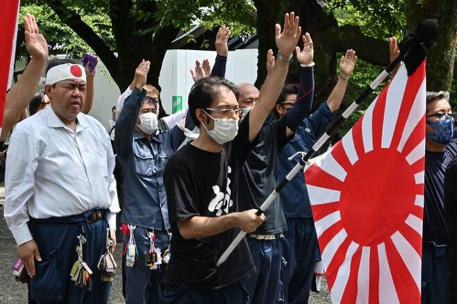 일본 우익단체 회원들이 지난 15일 도쿄 야스쿠니 신사에서 만세를 외치고 있다. 도쿄 | AFP연합뉴스