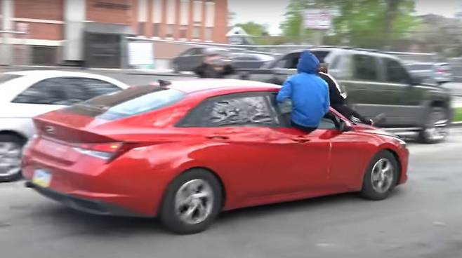 미국 청소년들이 훔친 현대차 승용차를 타고 질주하는 모습. 유튜브 영상 캡처