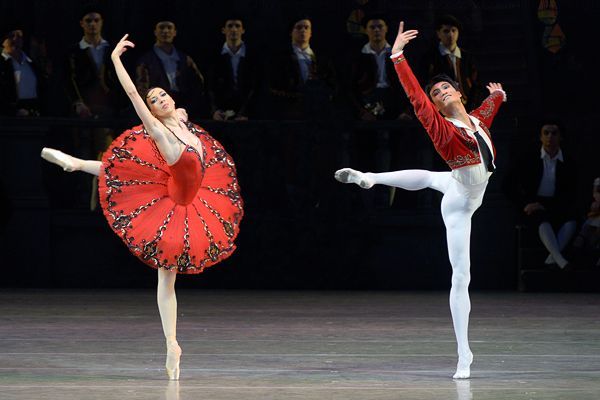 Kim Ki-min (left) as Basilio in the ballet “Don Quixote” (Mariinsky Theatre)