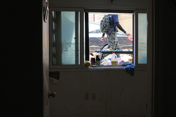 지난 12일 오후 서울 관악구 신림동 일대 반지하 창문 앞에 폭우로 침수된 물품들이 널브러져 있다. 연합뉴스