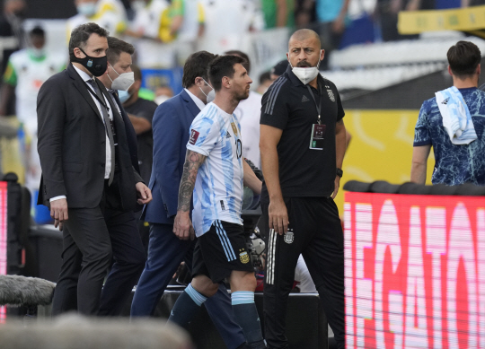 아르헨티나의 리오넬 메시(가운데)가 지난해 9월 5일 브라질 상파울루의 아레나 코린치앙스에서 열린 2022 카타르월드컵 남미예선 6차전이 중단되자 그라운드를 떠나고 있다. AP뉴시스