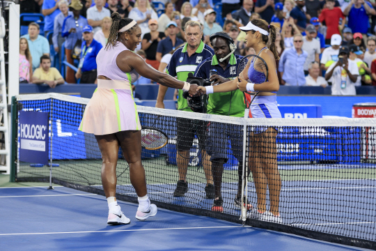 영국의 에마 라두카누(오른쪽)와 미국의 세리나 윌리엄스가 17일 오전(한국시간) 미국 오하이오주 신시내티에서 열린 WTA투어 웨스트 앤드 서던 오픈 단식 1회전을 마친 후 악수를 나누고 있다. AP뉴시스