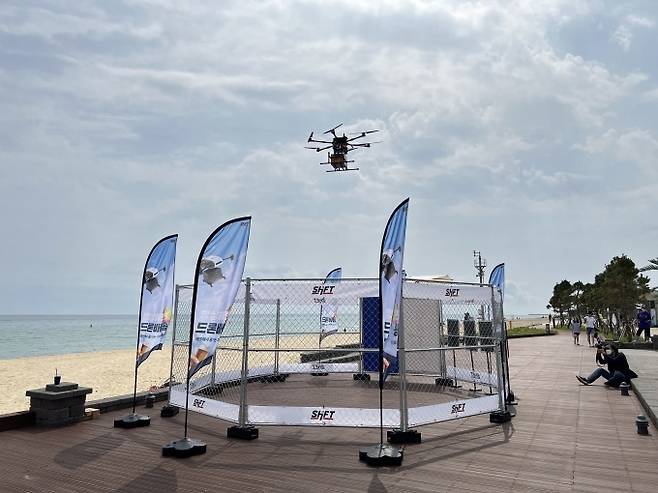 강원 동해시 망상 해변의 드론 배송 서비스. 동해시 제공