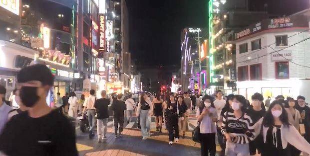 한국의 어느 번화가 풍경. CNN 캡처