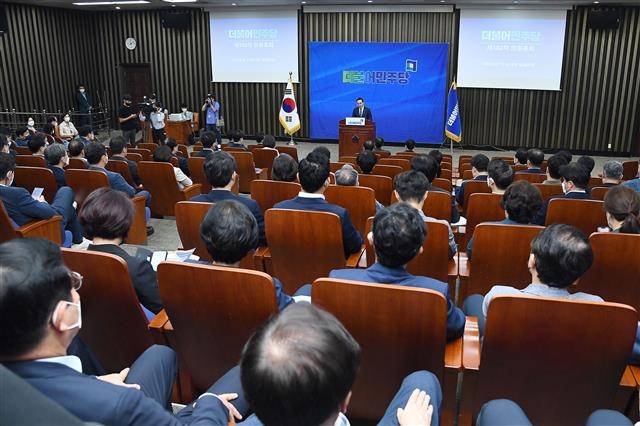 더불어민주당이 16일 서울 여의도 국회에서 의원총회를 갖고 있다. 이 자리에서 의원들은 민주당 전당대회준비위원회가 이날 의결한 당헌 개정개정안을 놓고 격론을 벌였다. 뉴스1