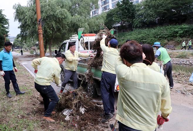 성남시의회가 탄천 수해 복구 활동을 펼치고 있다.