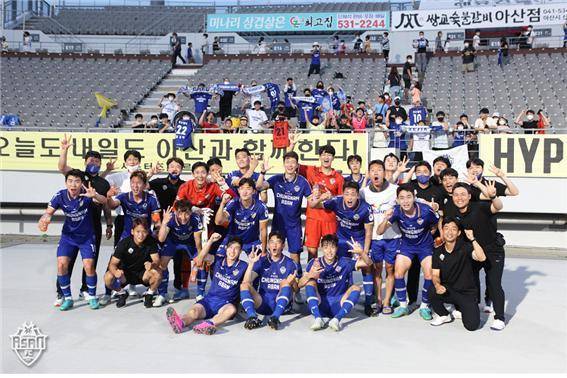 충남아산FC는 K리그2에 속한 팀이다. K리그 23개 팀 중 예산순위는 22위. 그러나 재창단 3년 만에 K리그2의 선두권으로 도약 중이다. 충남아산FC와 서포터즈들. 사진출처=충남아산FC