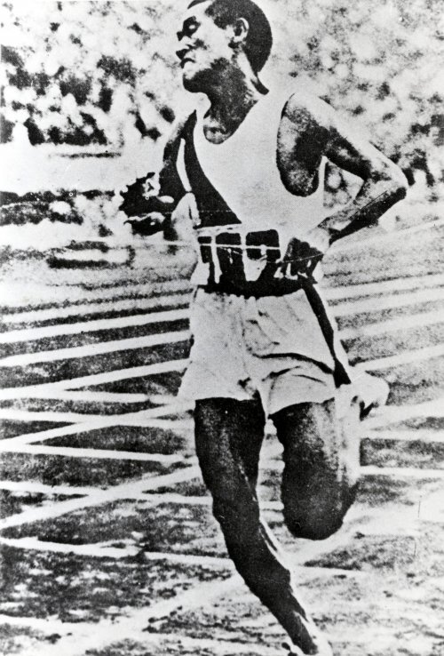제11회 베를린올림픽 마라톤에서 2시간29분19초2의 올림픽 최고기록으로 골인하는 손기정 선수. 그는 원조 월드스포츠스타였다.