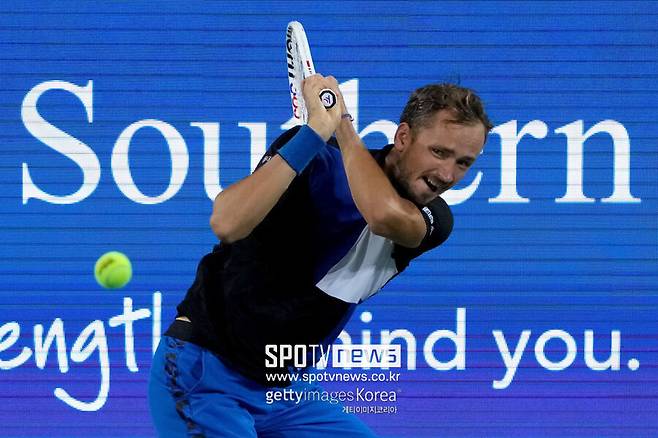 ▲ 다닐 메드베데프가 2022 ATP 투어 웨스턴 앤 서던 오픈 단식 2회전에서 경기를 펼치고 있다.