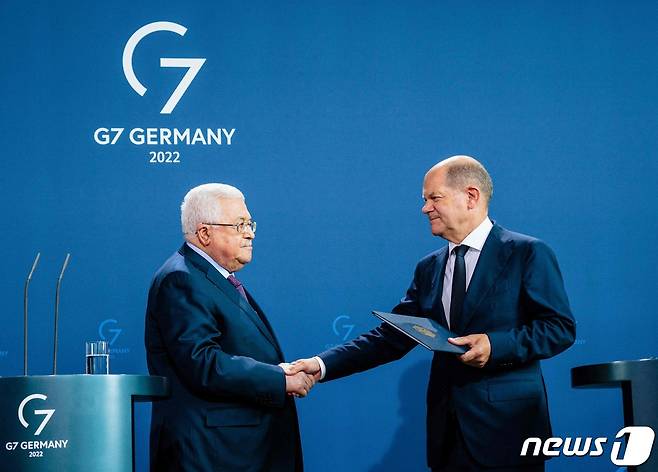 16일(현지시간) 독일 베를린 총리관에서 열린 공동 기자회견에서 마무드 아바스 팔레스타인 자치정부(PA) 수반(왼쪽)과 올라프 숄츠 독일 총리(오른쪽)가 악수하고 있다. ⓒ AFP=뉴스1 ⓒ News1 손승환 기자