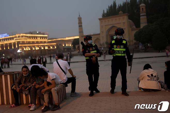 중국 신장 위구르 자치구 카슈가르의 이드카 모스크 앞을 경찰이 순찰하고 있다. 2021.12.17/news1 ⓒ 로이터=뉴스1 ⓒ News1 김민수 기자