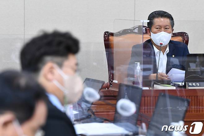 정청래 과학기술정보방송통신위원회 위원장이 18일 서울 여의도 국회에서 열린 과학기술정보방송통신위원회 전체회의에서 발언하고 있다. (공동취재) 2022.8.18/뉴스1 ⓒ News1 이재명 기자