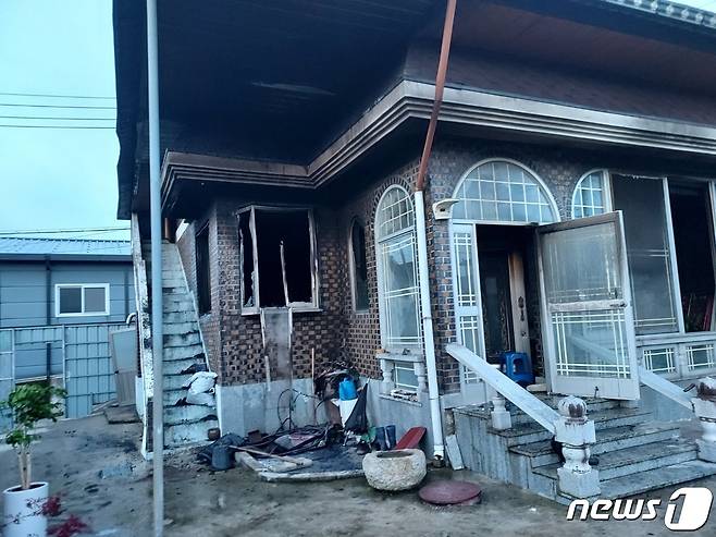 18일 오후 6시6분께 전북 장수군 장수읍 개정리 한 주택에서 불이 났다.(장수소방서 제공)2022.8.18./ⓒ 뉴스1