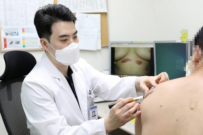 　◇일산백병원 성형외과 김충현 교수가 켈로이드 환자의 상처 크기와 상태를 살펴보고 있다.