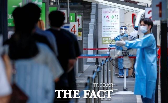 질병관리청 중앙방역대책본부는 전체 유행기간 동안 만 18세 이하 소아·청소년 누적 사망자가 44명으로 이중 52.3%에서 기저질환이 확인됐다고 밝혔다.사진 18일 오전 서울의 한 보건소./뉴시스