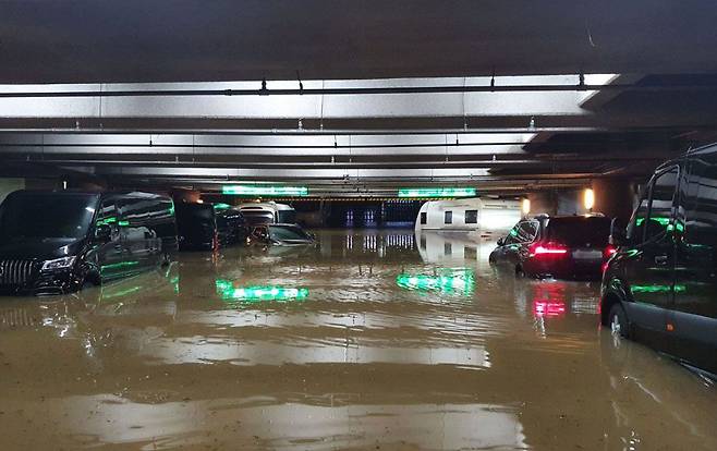 중부지방에 내린 폭우로 8일 서울의 한 아파트 지하 주차장이 물에 잠겨 있다. /독자 제공