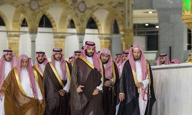 사우디아라비아의 실권자 무함마드 빈 살만 왕세자(맨앞 가운데) 일행. 사우디 왕실 제공. EPA 연합뉴스