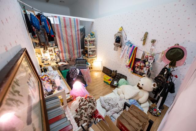 박가인 작가는 자신의 방을 그대로 옮겨 놓은 공간에서 실제 잠을 자는 퍼포먼스를 벌인다. 한국공예·디자인문화진흥원 제공
