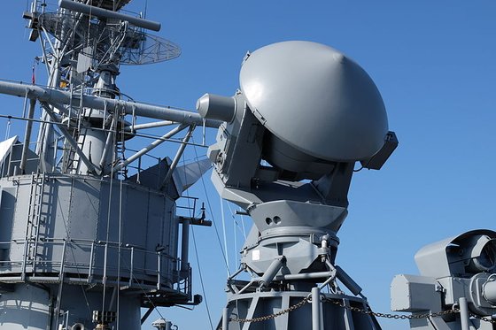 해군의 STIR 180 추적 레이더. 탐지거리는 185㎞. 위키피디아