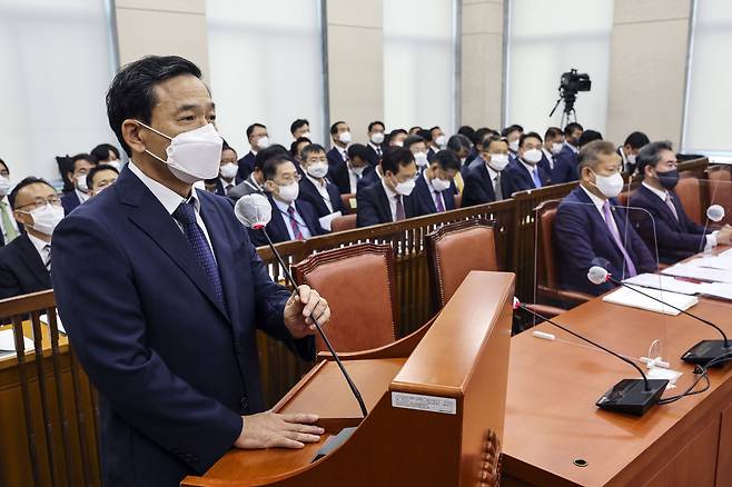 김순호 행안부 경찰국장이 의원의 질의에 답변하고 있다. 김성룡 기자