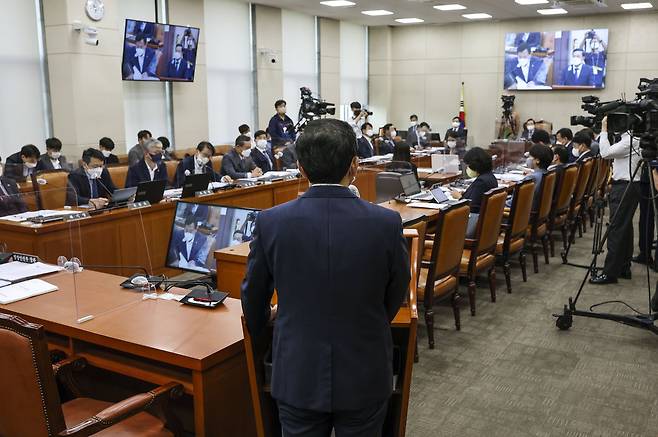 김순호 행안부 경찰국장이 의원의 질의에 답변하고 있다. 김성룡 기자