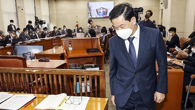 김순호 행안부 경찰국장이 의원의 질의에 답변을 마친 뒤 자리로 돌아오고 있다. 김성룡 기자