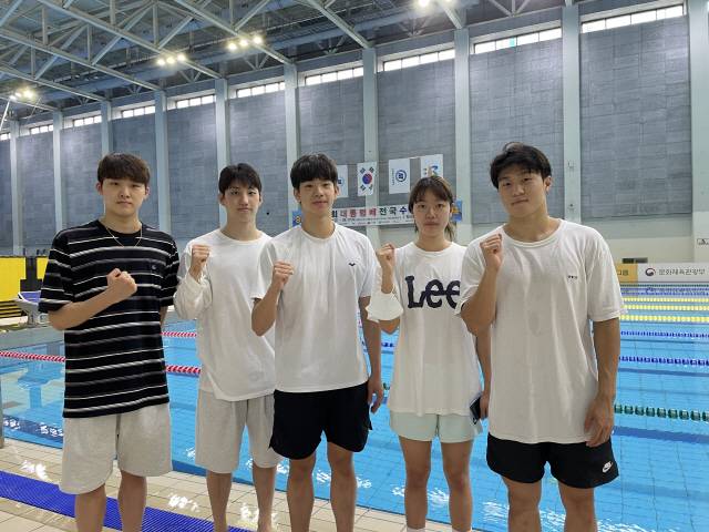 ▲ ‘제41회 대통령배 전국수영대회’에서 총 14개의 메달을 수확한 강원도청 수영팀(사진 왼쪽부터 김우민, 최동열, 전지훈, 김윤경, 연희윤)이 대회가 끝난 17일 전주완산수영장에서 단체사진을 촬영했다.