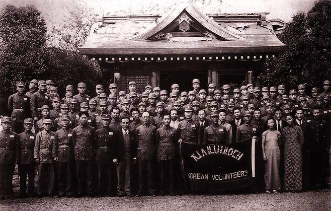 조선의용대는 1938년 10월 10일 중국 무한(우한)에서 창립했다. 당시 촬영한 기념 사진  뒷줄 오른쪽에서 여섯 번째, 양복 착용한 남성 뒤쪽 명찰이 보이는 이가 김학철이다. 보리출판사 제공