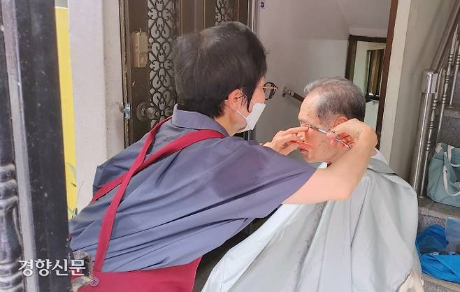 서울 성북구 석관동에 사는 김희자씨가 지난 5일 인근에 홀로 사는 전모씨의 집을 방문해 이발 봉사를 하고 있다.