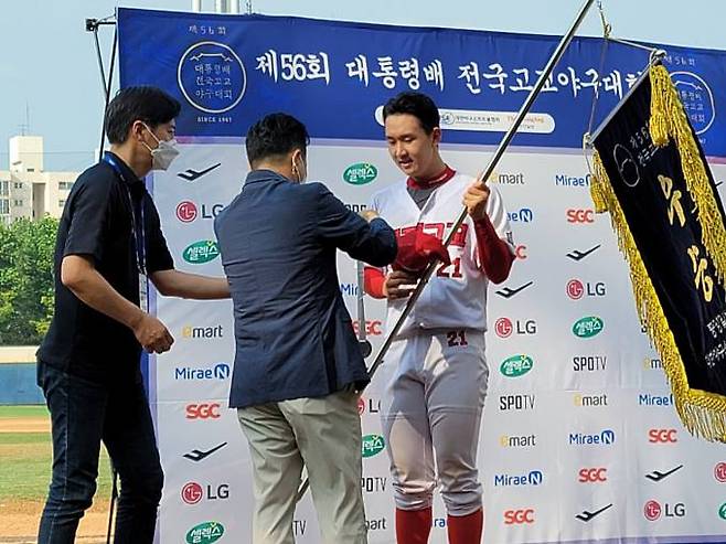 대전고등학교 송영진 선수가 제56회 대통령배 전국고교야구대회 우승기를 받고 있다. 사진=대전시 교육청.