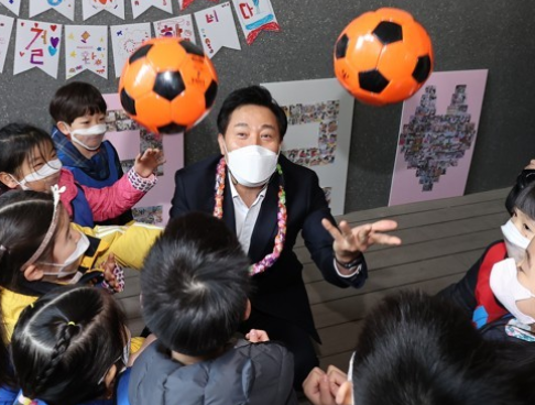 오세훈 서울시장이 한 어린이집 원아들과 함께 공놀이를 하고 있는 모습. 사진=연합뉴스